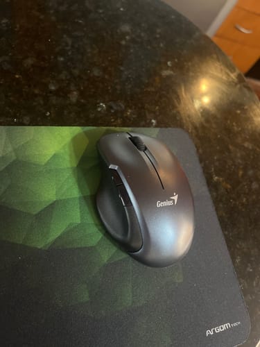 Customer photo review of Mouse Genius Ergo 8200S Ergonomico Inalambrico 2.4GHz Silencioso, 5 Botones, Tecnologia BlueEye Color Iron Grey