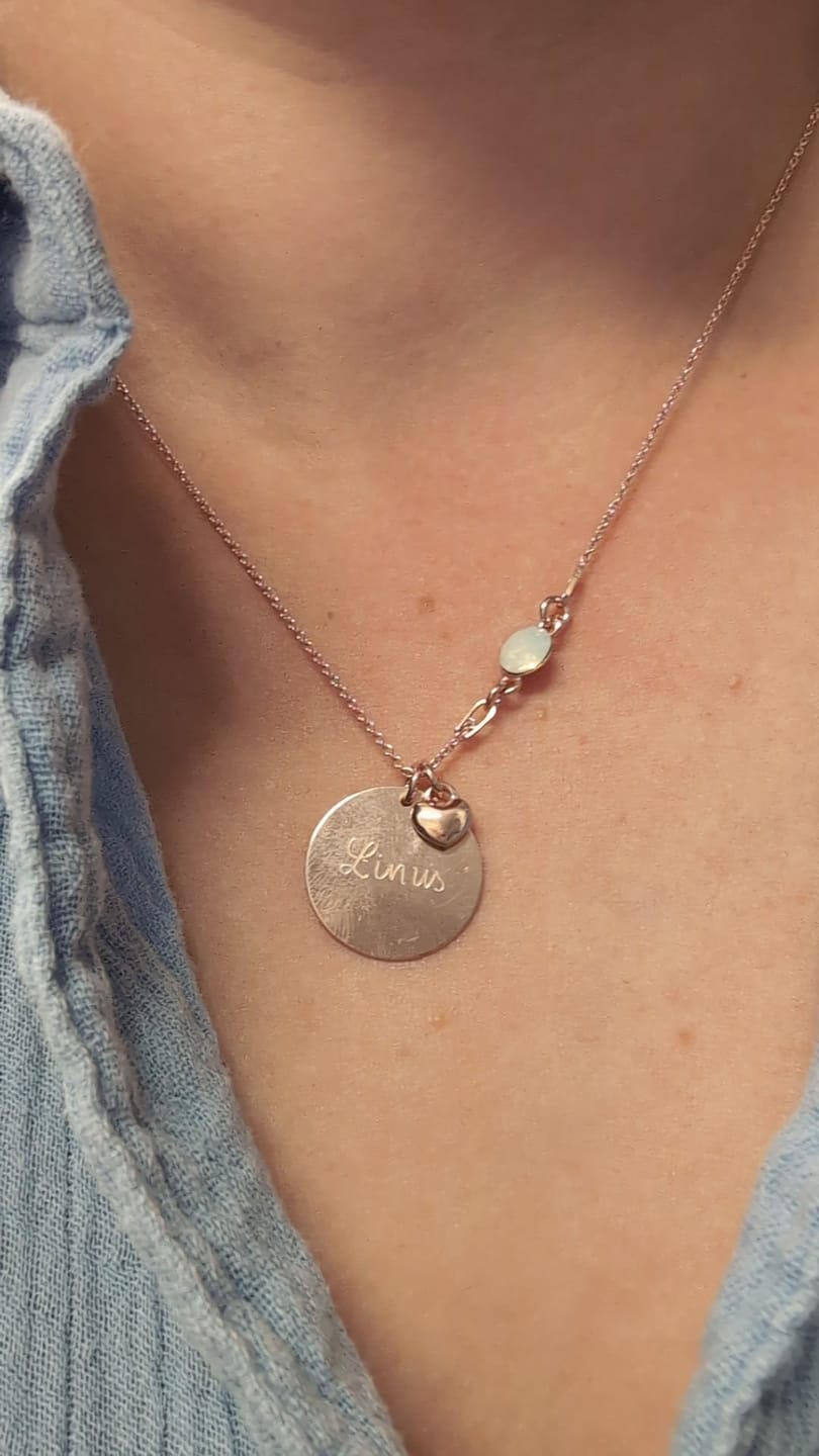 Customer photo review of Zarte Halskette mit Gravur "Mini Love"