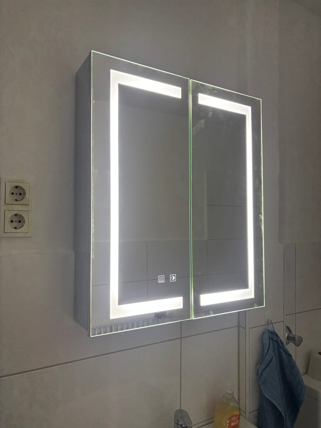 Customer photo review of SONNI Spiegelschrank Bad mit Beleuchtung 60 cm breit beschlagfrei LED Spiegelschrank und Steckdose 2-türig Badezimmer-Spiegelschrank mit Touchschalter Kaltweiß/Neutralweiß/Warmweiß