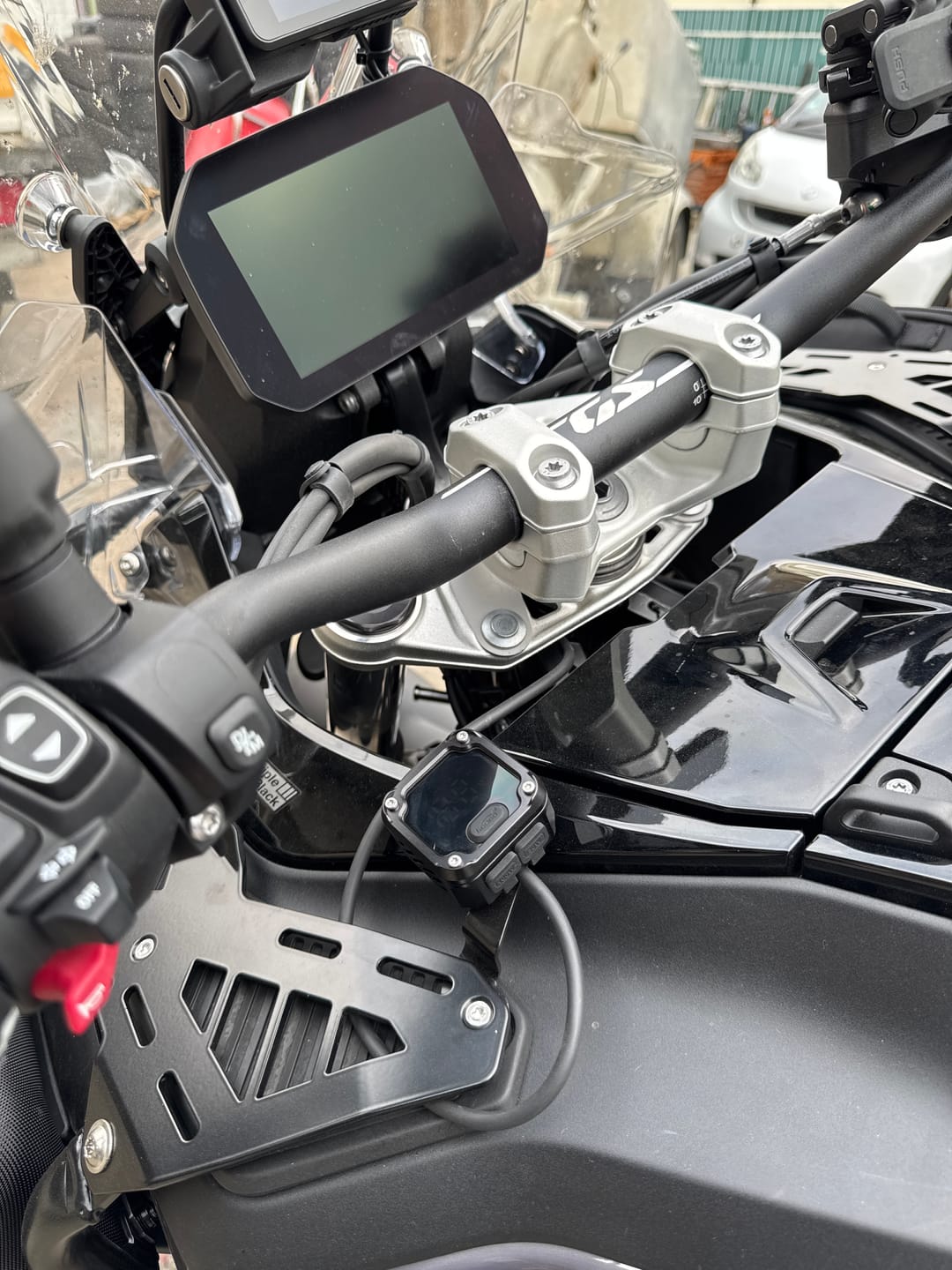 Customer photo review of C36 Motorcycle Bi-Directional Battery Charger – 100W PD Fast Charge, Real-Time Voltage Display, IP67 Waterproof, Lead-Acid Repair, Mirror/Adhesive Mount