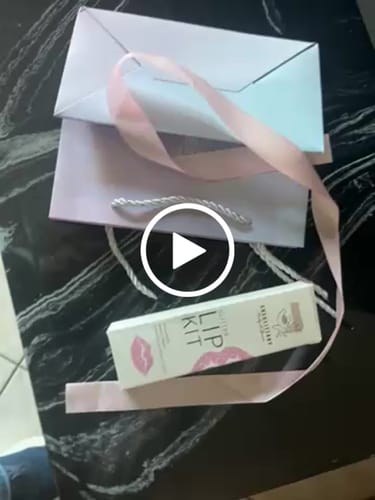Customer video review of Pretty Glitter Lip Kit