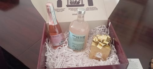 Customer photo review of מארז מתנה יוקרתי - יין מבעבע קוקטייל ושוקולדים