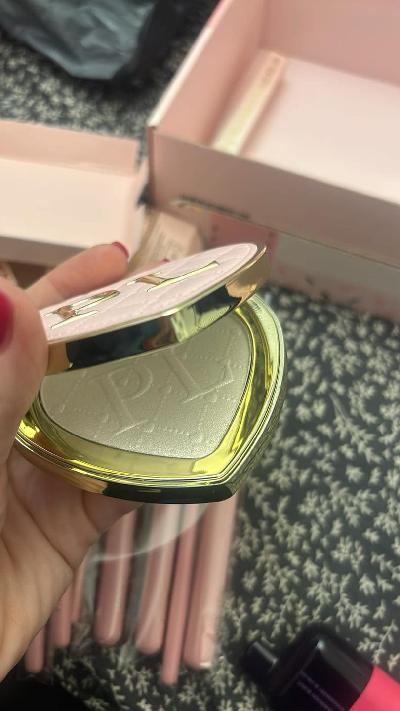 Customer photo review of P.Louise Skin Bling Pressed Highlighter Powder