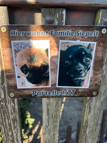 Customer photo review of Hunde-Türschild personalisiert mit Foto & Text (UV- und wetterfest)