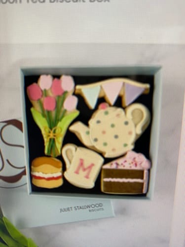 Customer photo review of Mum Blossom Biscuit Box