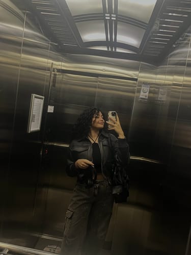 Customer photo review of CHAQUETA CAZADORA BOMBER NEGRA