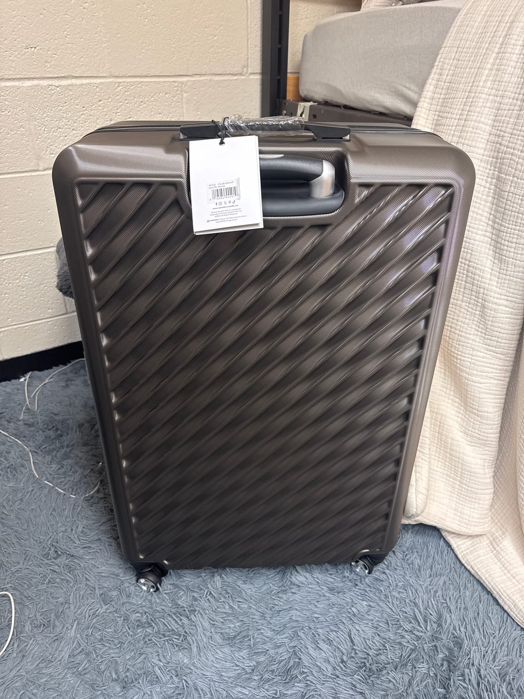 Customer photo review of Melrose Hardside Large Check-In Expandable Spinner