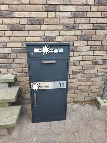 Customer photo review of Paketbox PB1 mit Briefkasten | anthrazit - RAL7016 | personalisiert mit Edelstahl-Schild