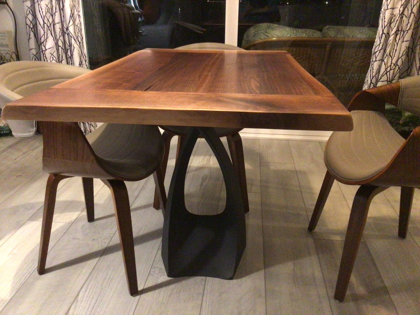 Customer photo review of Table Base 316 Tulipe 28H for Round Tabletop Dining