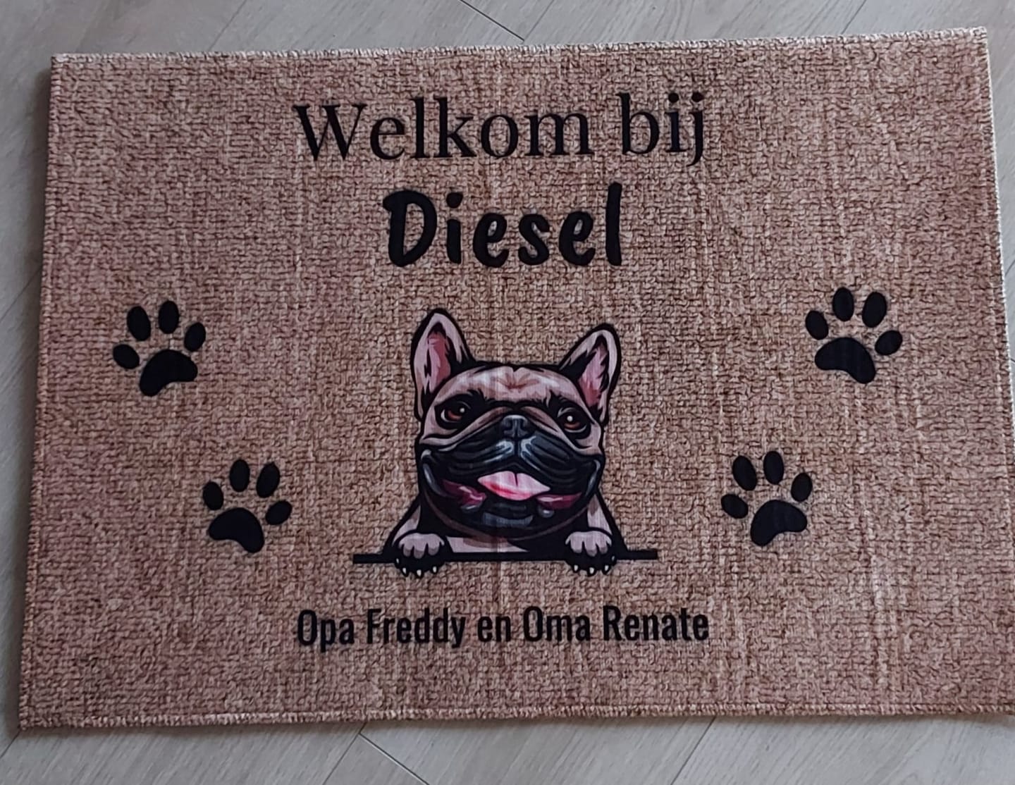 Customer photo review of Welkom bij - Gepersonaliseerde huisdier deurmat