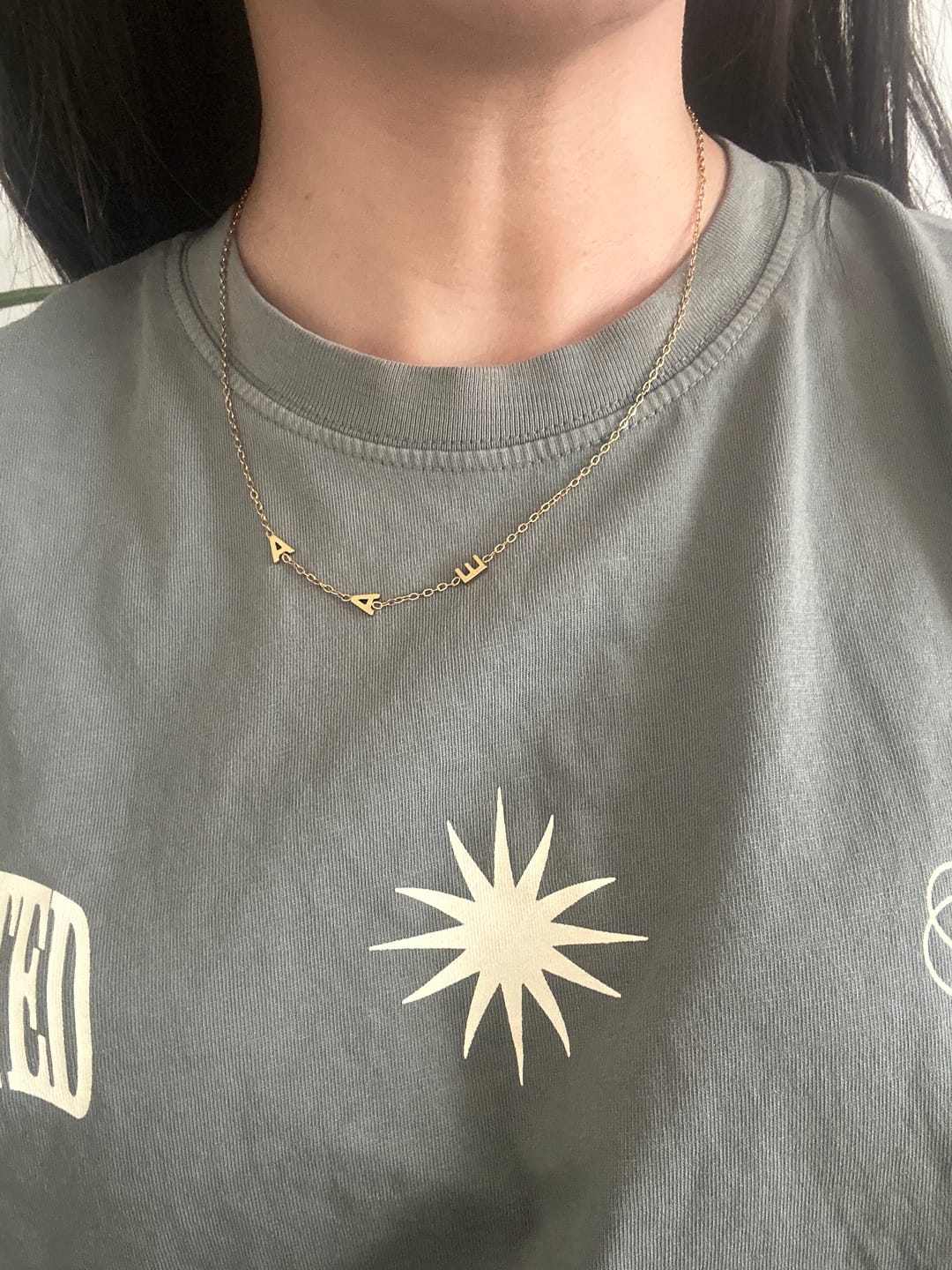 Customer photo review of Collar con iniciales personalizadas en horizontal
