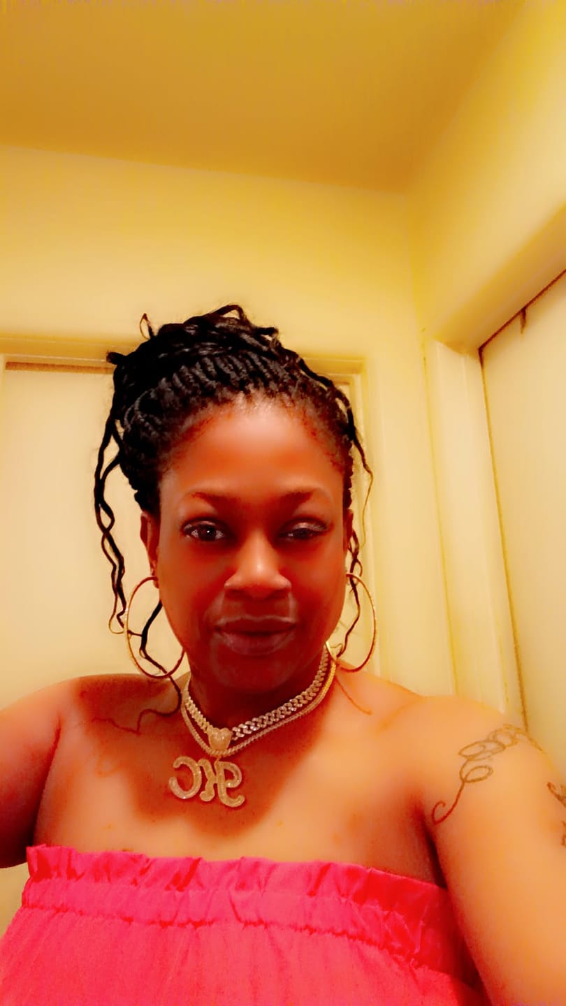 Customer photo review of ICED HEART CUSTOM CURSIVE NAME BAGUETTE NECKLACE