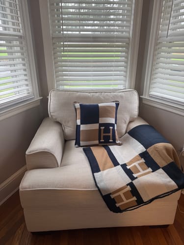 Customer photo review of Luxury Letter H Wool Throw Blanket - H Double-Sided Thick Knitted Blanket - Soft and Comfortable - High Quality Fabric