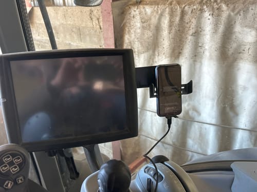 Customer photo review of Gadgetme Handyhalterung mit Wireless Ladefunktion passend für Case, New Holland, Steyr 15W Fast Wireless