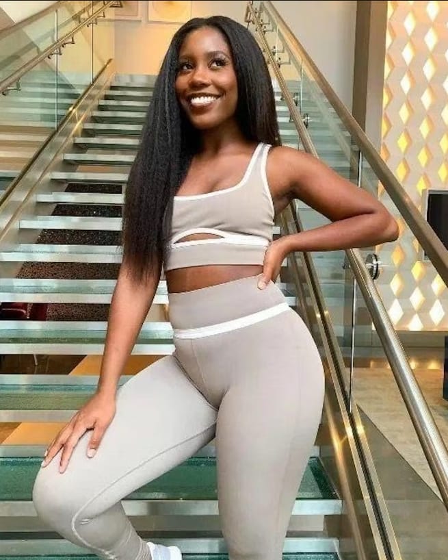 Customer photo review of MORE FACE Pre-bleached Kinky Straight Wear Go Glueless Wig 7x5 Pre-cut HD Lace Pre-plucked