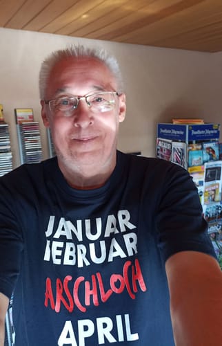 Customer photo review of PREMIUM SHIRT BUBEN • JANUAR FEBRUAR ARSCHLOCH - dunkel