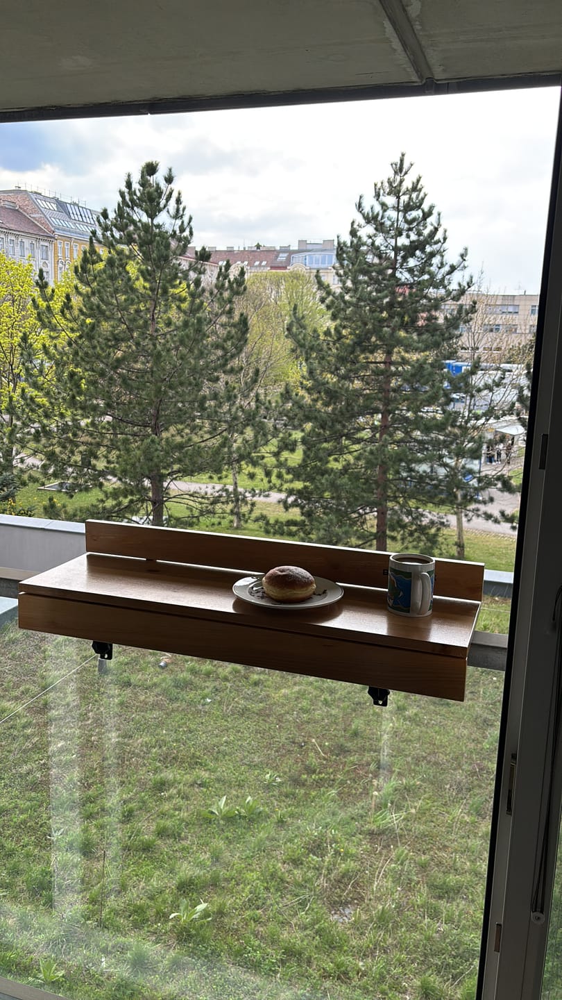 Customer photo review of Massivholz Balkongeländer-Tisch