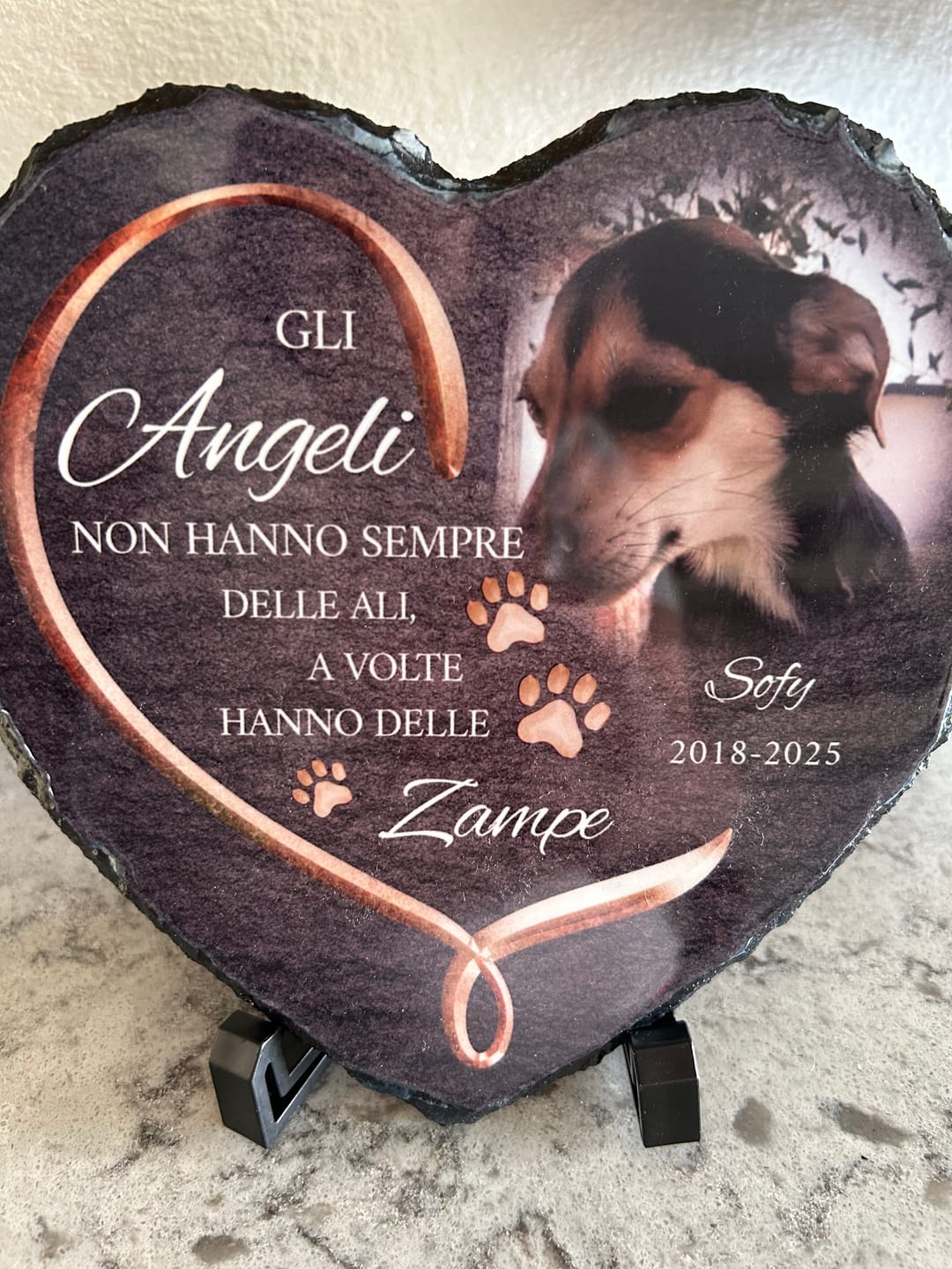 Customer photo review of Gli angeli hanno delle zampe - Cuore in ardesia personalizzato