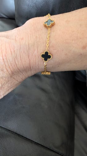 Customer photo review of Bracelet trèfle à quatre feuilles avec gravure