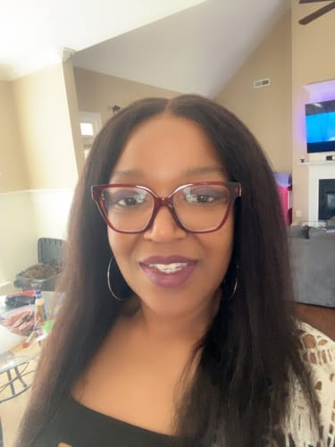 Customer photo review of CurlyMe Pre-bleached Kinky Straight Hair Wear Go Glueless Wig 7x5 Pre-cut HD Lace Pre-plucked