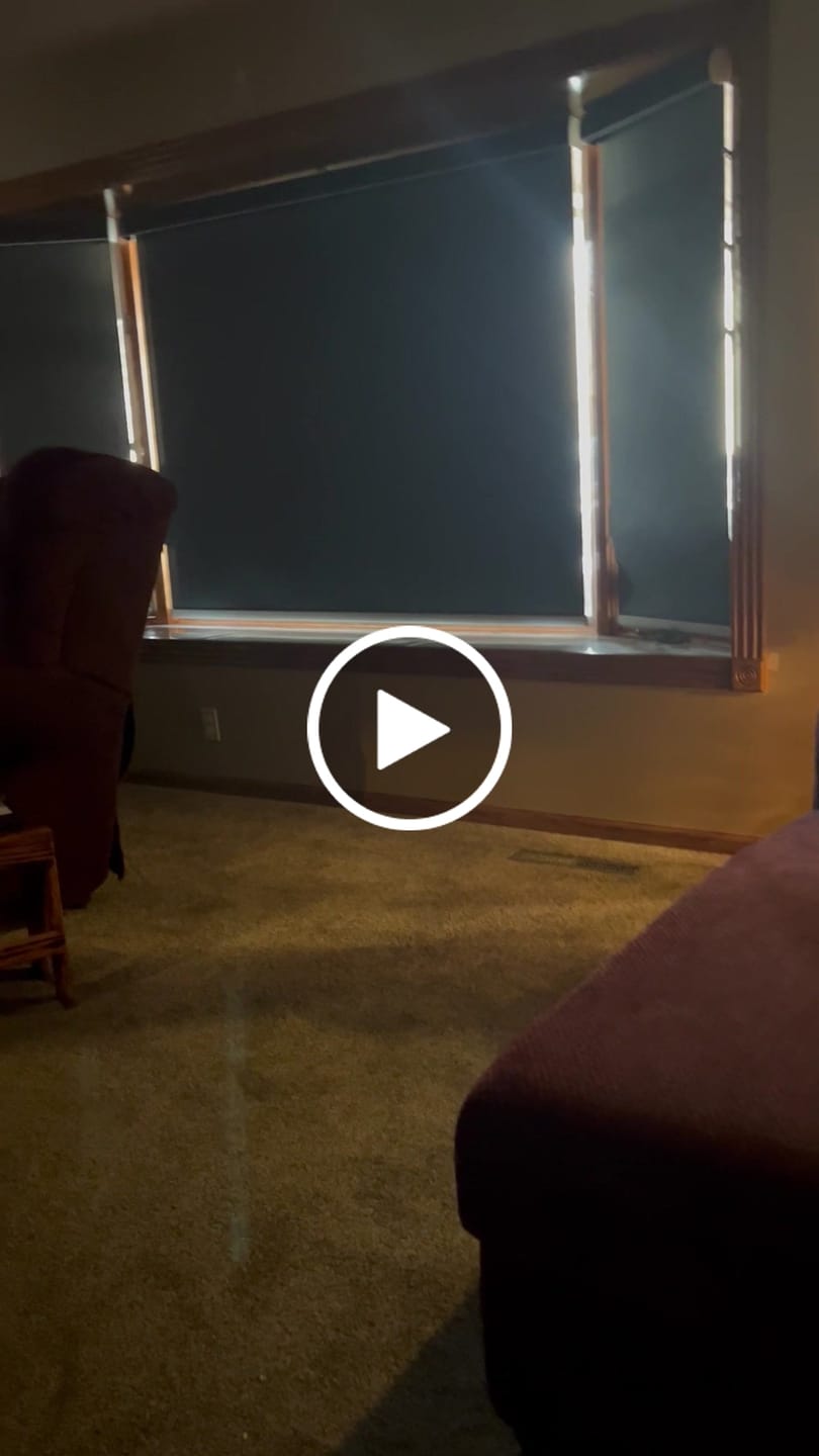 Customer video review of SmartWings Motorized Roller Shades 100% Blackout Dual-Sided Bouvardia