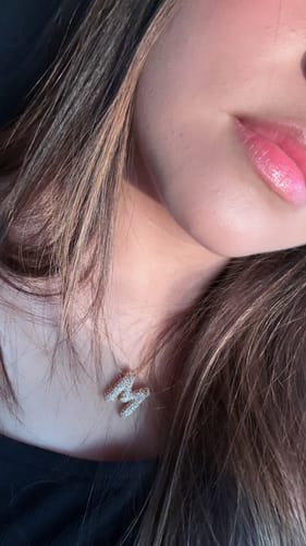 Customer photo review of Collar Inicial Balloon Dorado Zirconias