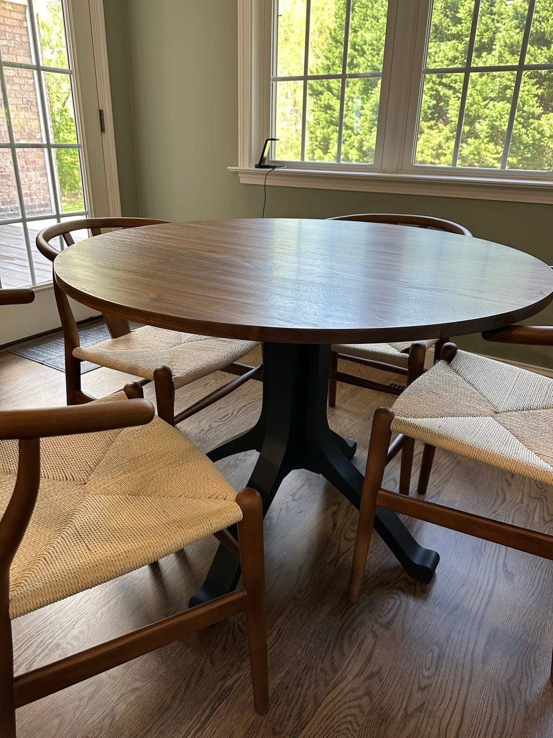 Customer photo review of Table Base 213 Wishbone 28H for Round Dining Tabletop