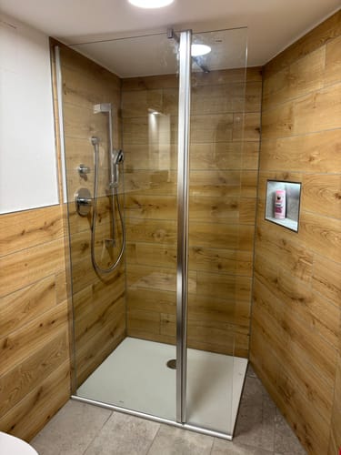 Customer photo review of SONNI Walk In Dusche Duschabtrennung Duschwand Nano Beschichtung Klarglas Mit 30cm schwenkbarer Seitenteil