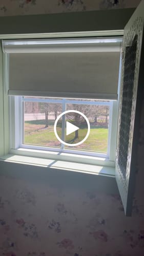 Customer video review of SmartWings Motorized Roller Shades 100% Blackout Linen