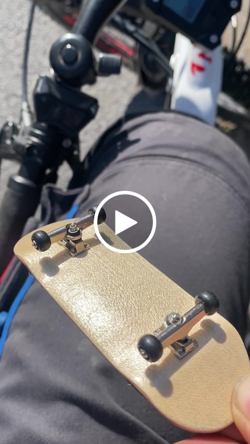 Customer video review of Fingerskateboard Construction Kit - for Experts