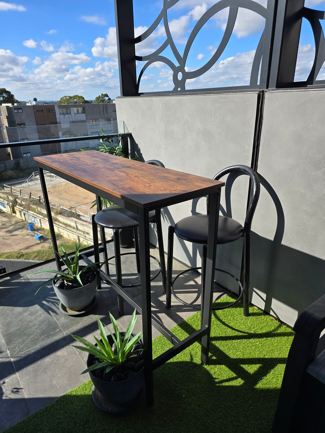Customer photo review of Levede High Bar Table Retro Industrial