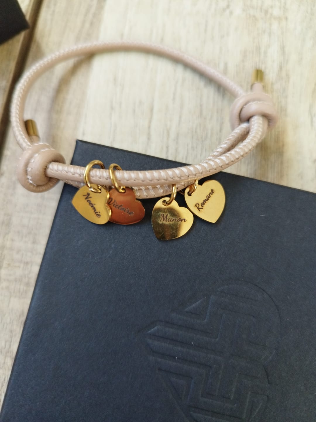Customer photo review of Amis - Bracelet en cuir personnalisé