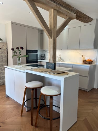 Customer photo review of MORENO - Lot de 2 tabourets de bar en bois et velours beige