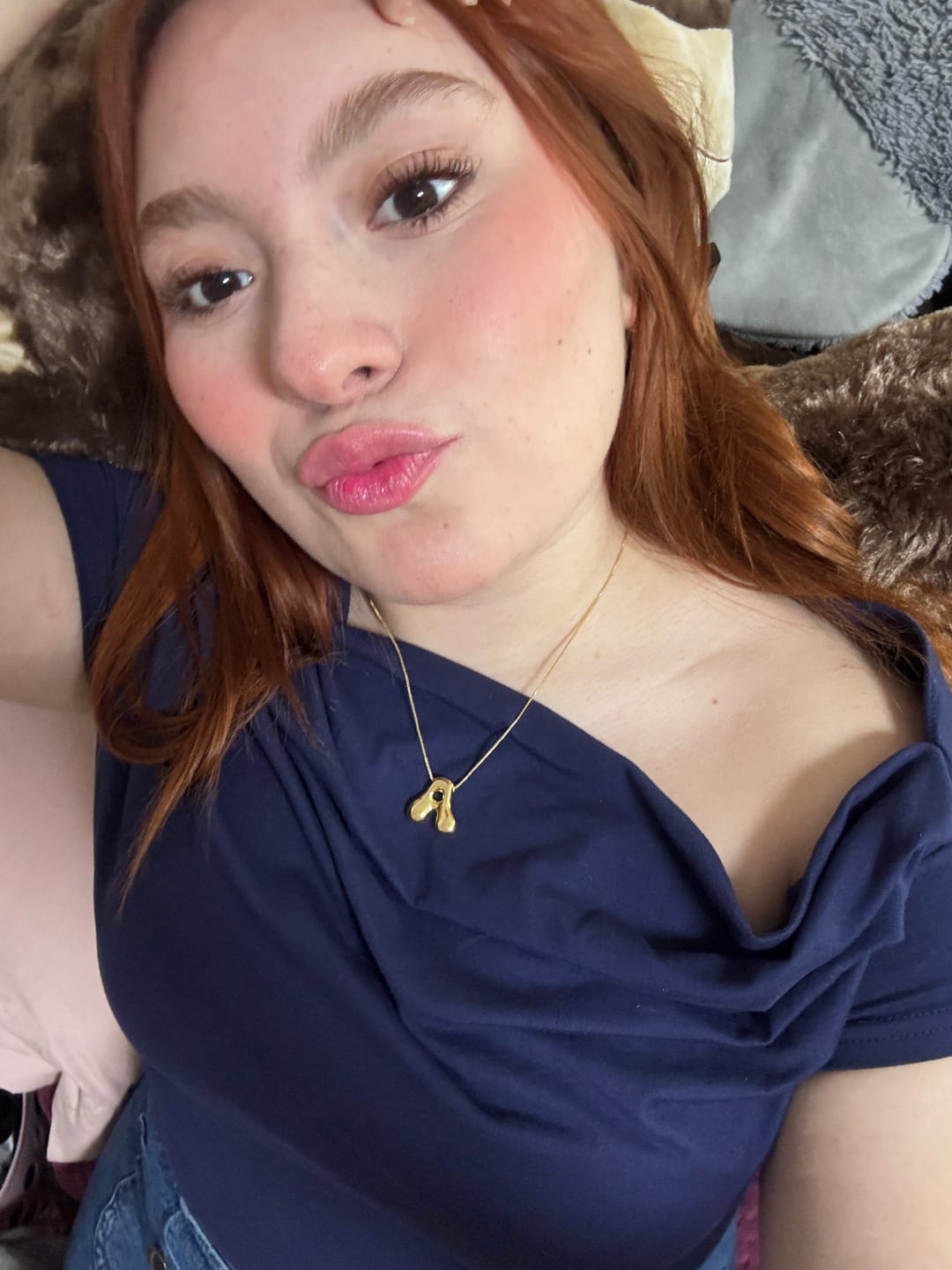 Customer photo review of Collar Inicial Bubble Dorado