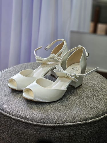 Customer photo review of Sandália Noiva Velvet Off White com Laço Removível
