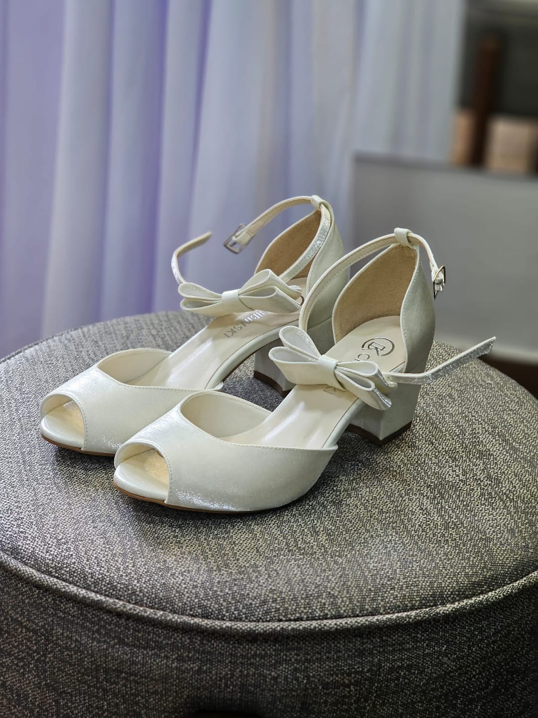 Customer photo review of Sandália Noiva Velvet Off White com Laço Removível