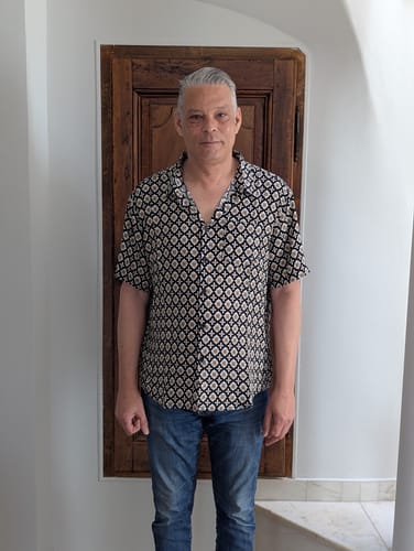 Customer photo review of Chemise d'été noire à manches courtes pour hommes, motif floral géométrique vintage