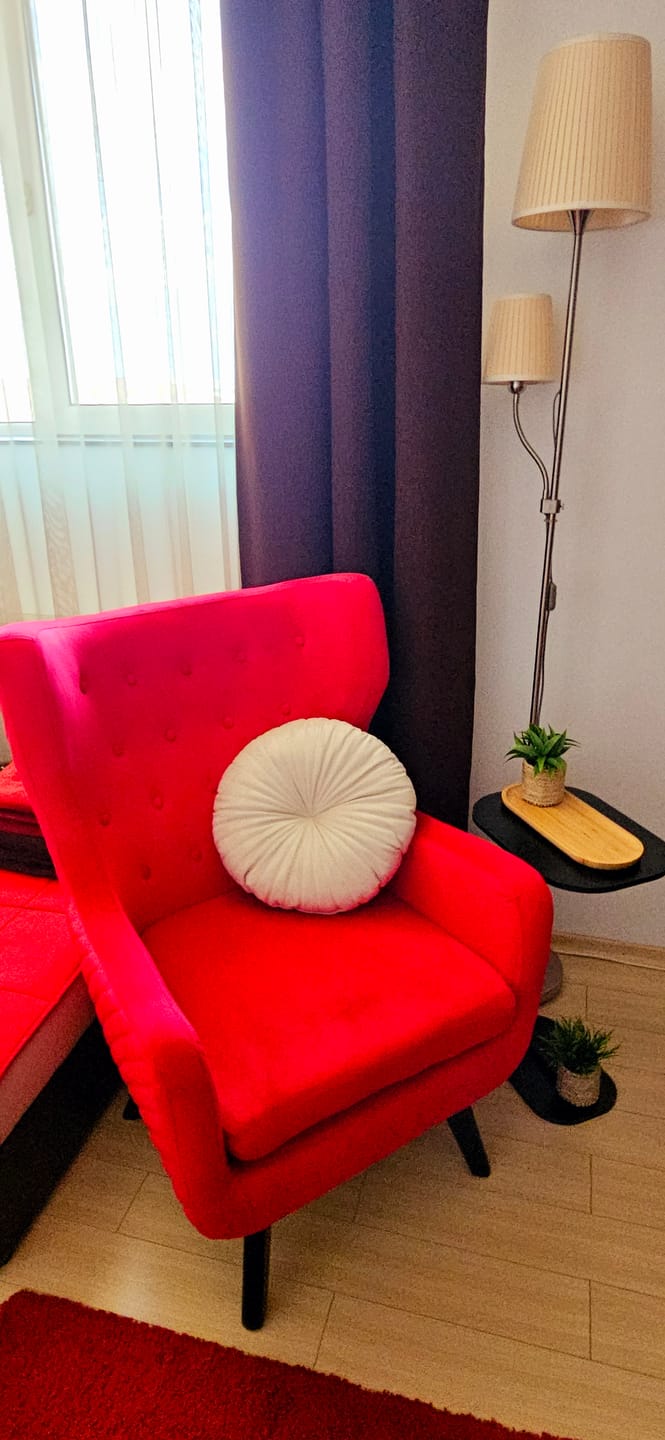 Customer photo review of Fotoliu MARVEL, visiniu/negru, stofa catifelata/lemn, 75x83x103 cm