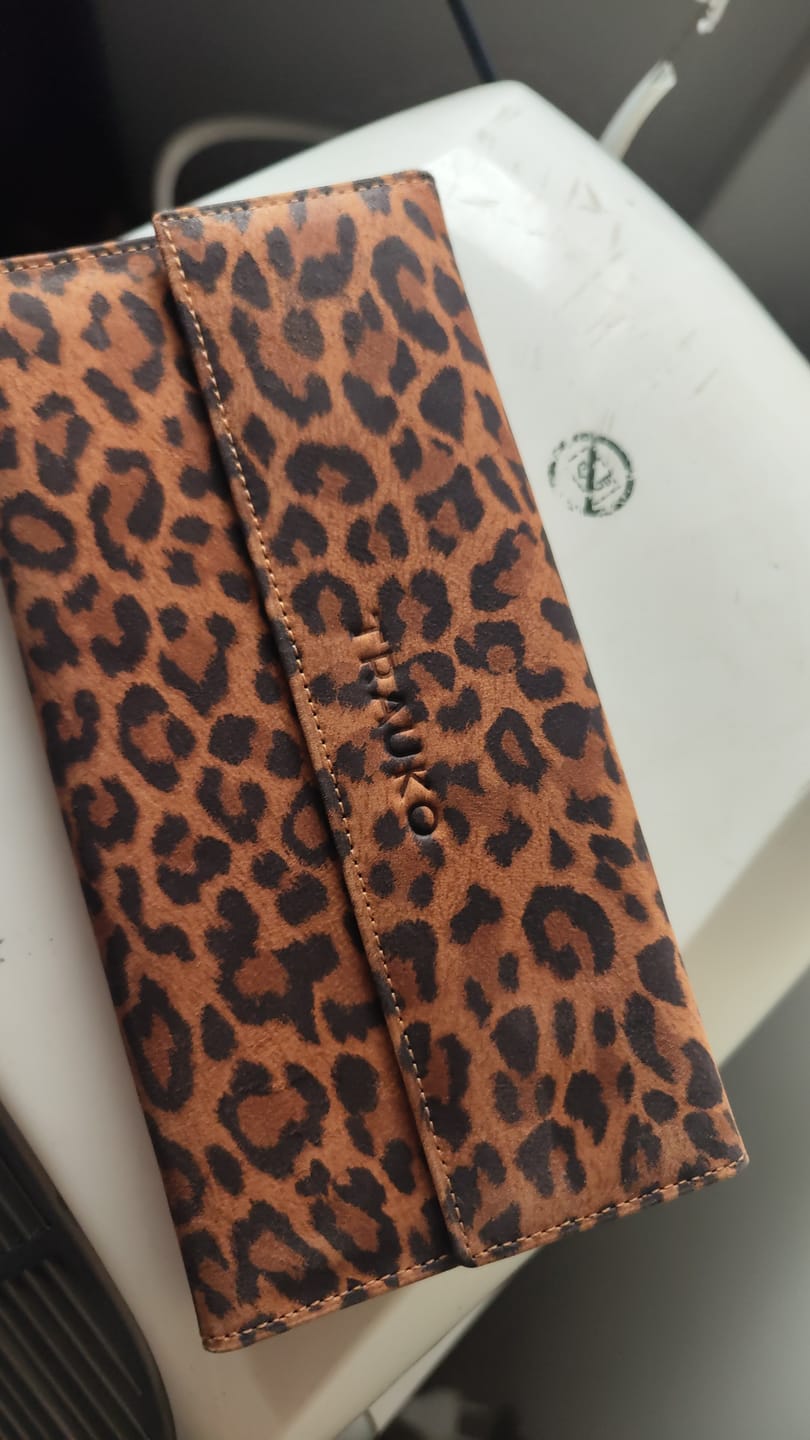 Customer photo review of Billetera Niza Animal Print