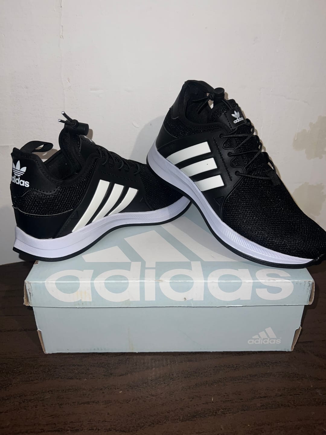 Customer photo review of Tenis 018 Negro Blanco
