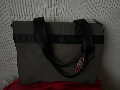 Reseña con foto de un cliente sobre Cartera De Hombro Notebook Nylon Llavero