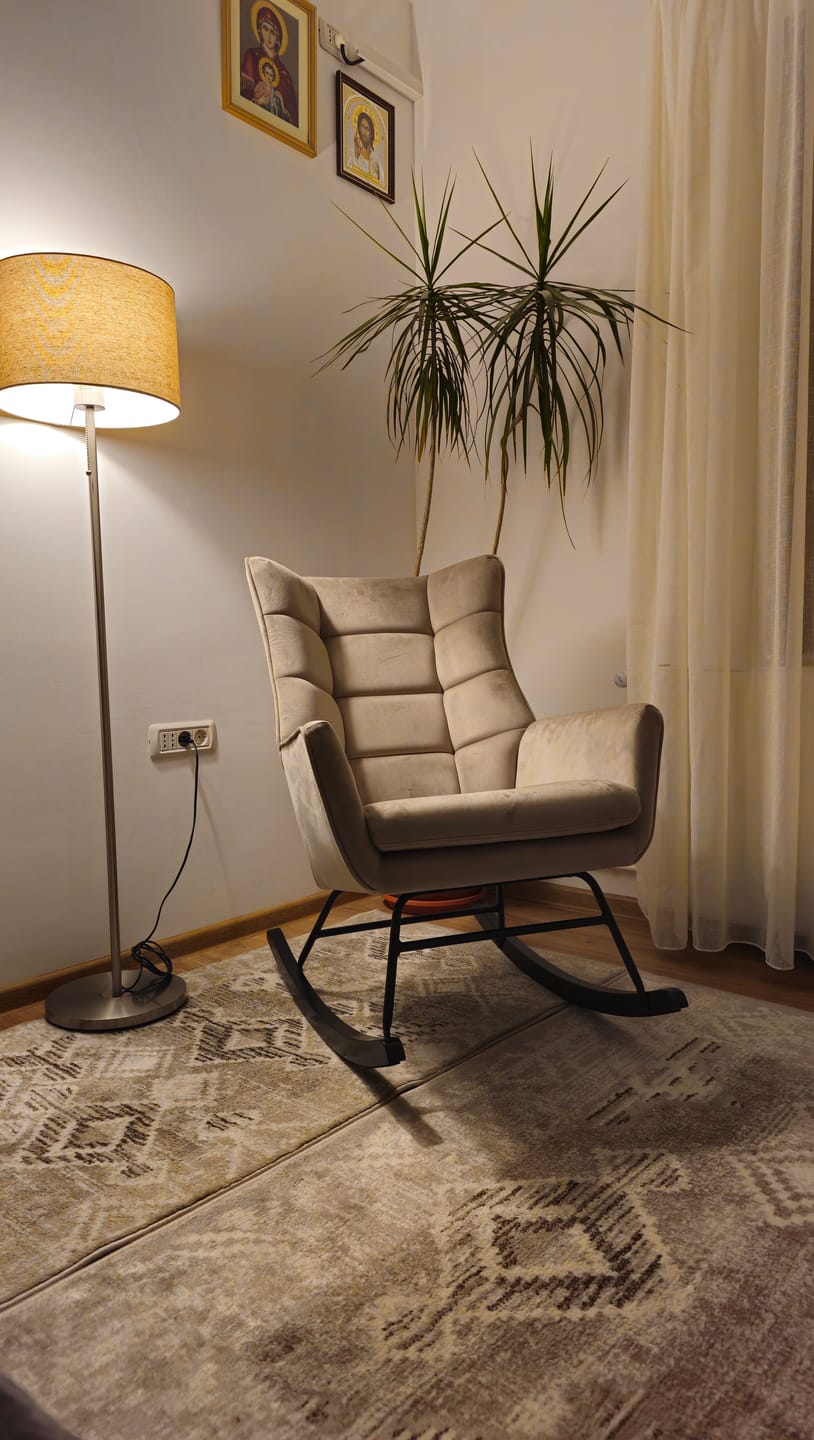 Customer photo review of Fotoliu balansoar BAZALTO, bej/negru, stofa catifelata, 70x90x92 cm