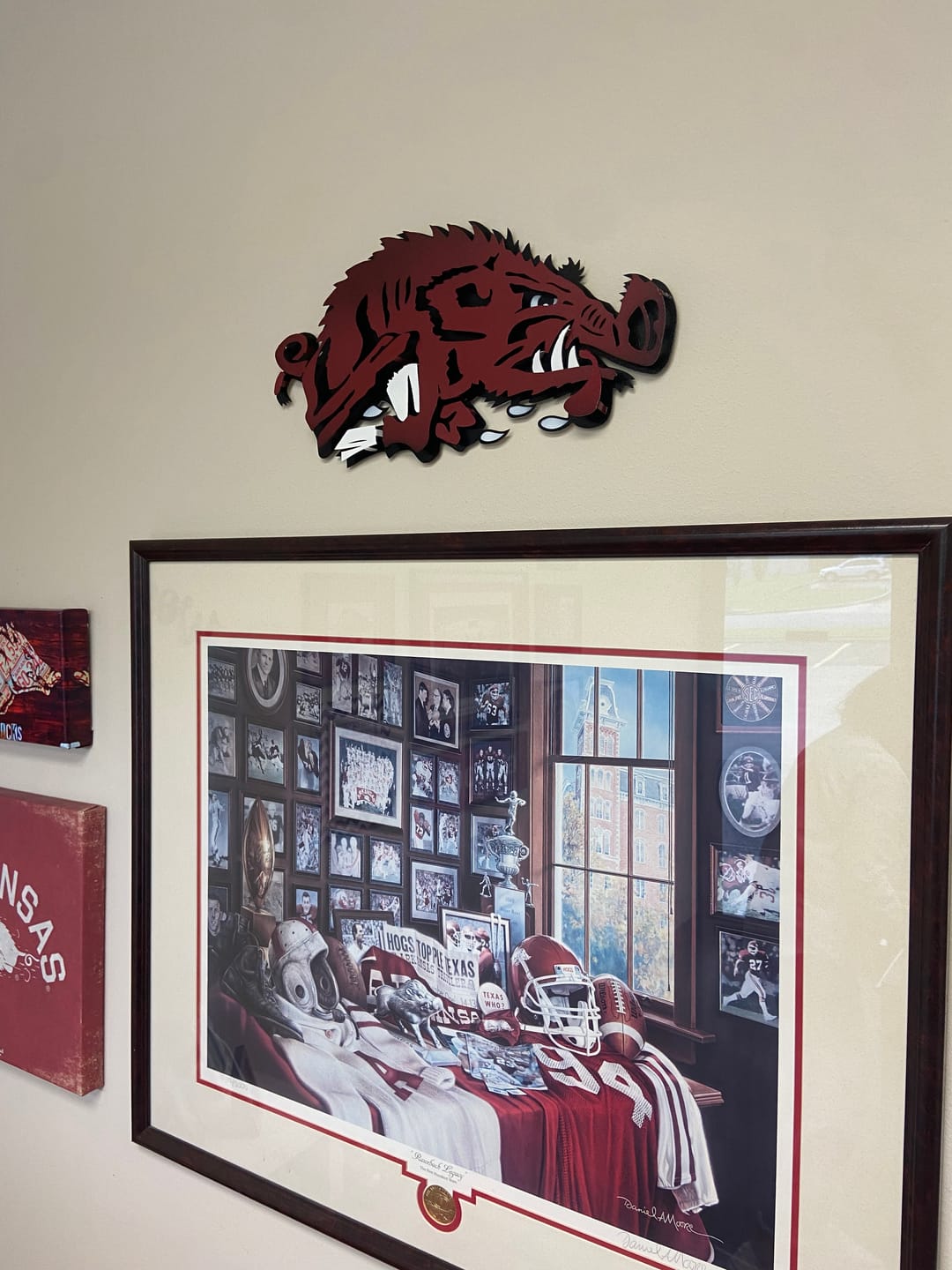 Customer photo review of Arkansas Razorbacks VAULT "Slobbering Hog" 3D Vintage Metal Wall Art