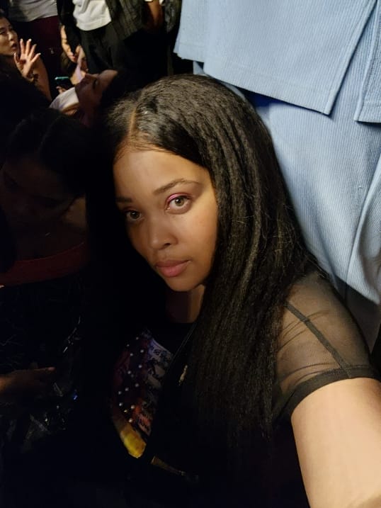 Customer photo review of MORE FACE Pre-bleached Kinky Straight Wear Go Glueless Wig 7x5 Pre-cut HD Lace Pre-plucked