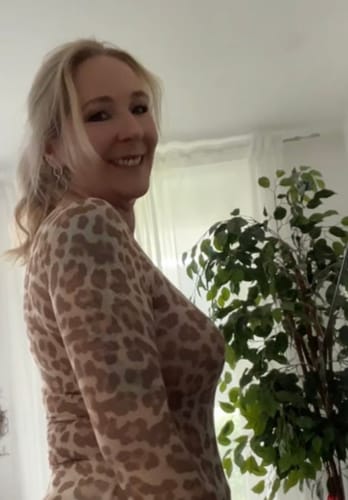 Customer photo review of Leo Cashmere Longsleeve - Beige/Camel