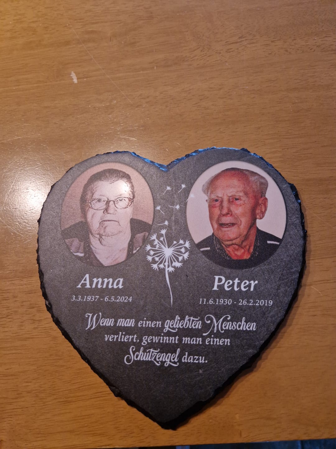 Customer photo review of Unsere Schutzengel - Personalisiertes Trauer Schieferherz für 2 Personen