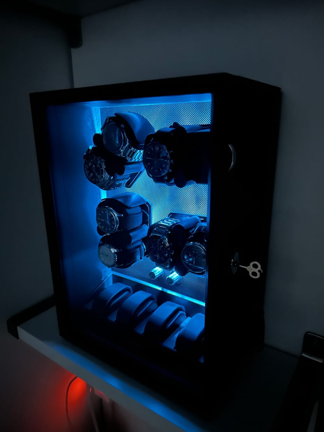 Customer photo review of 8 + 4 Uhrenbeweger mit zusätzlichem Stauraum Aurora Blue Light - Schwarz