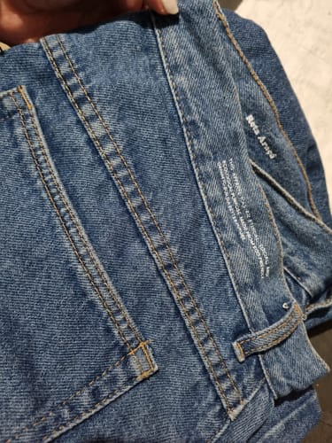 Lilian E. review of Calça Jeans Reta Araçá Azul Médio image 1 out of 1