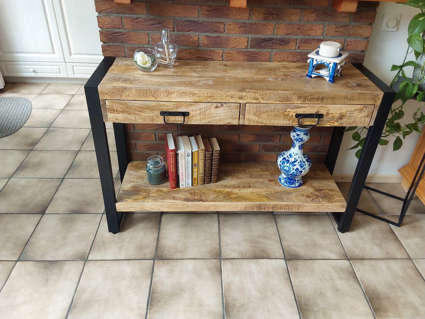 Customer photo review of Sidetable met twee lades | 120 x 35 x 76 cm | Mangohout