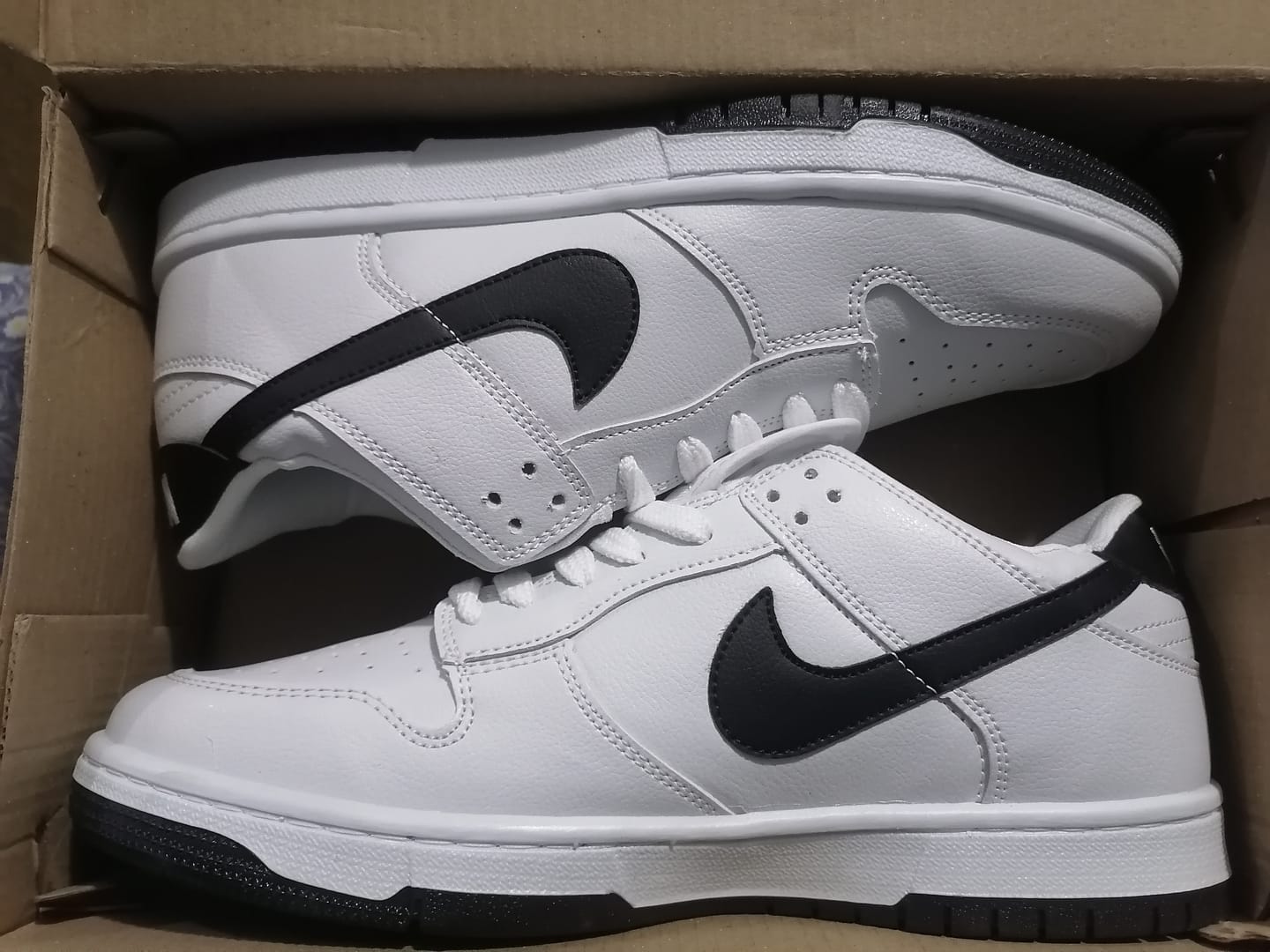 Customer photo review of Tenis Dunk Blanco Negro